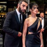 Dua Lipa y Romain Gavras posando juntos por primera vez en el festival de Cannes 2023