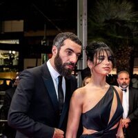 Dua Lipa y Romain Gavras posando juntos por primera vez en el festival de Cannes 2023