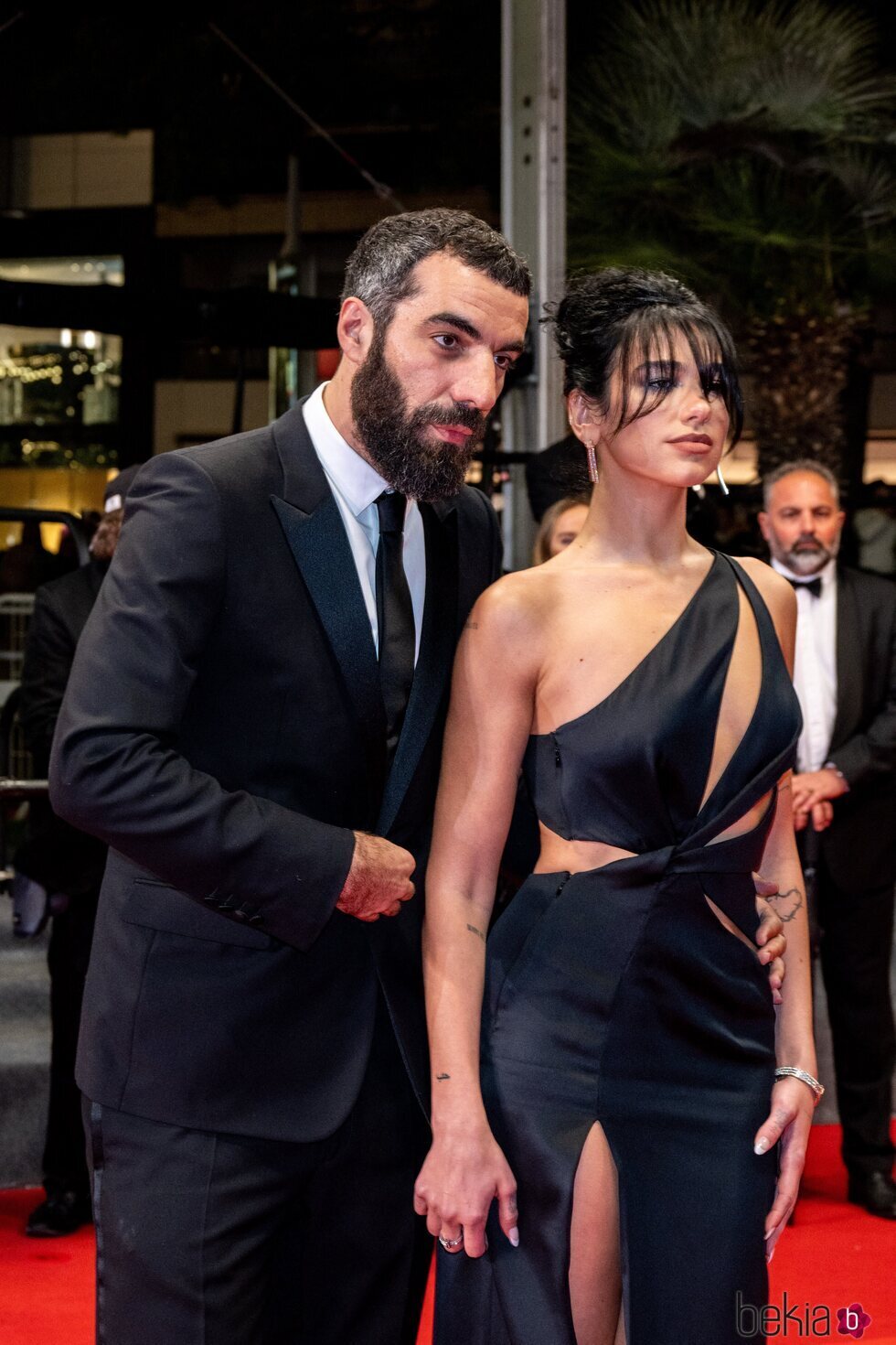 Dua Lipa y Romain Gavras posando juntos por primera vez en el festival de Cannes 2023