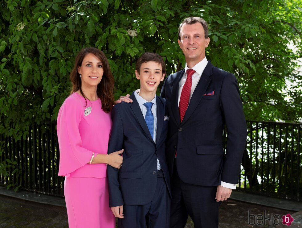 Joaquín y Marie de Dinamarca y su hijo Henrik en la Confirmación de Henrik de Dinamarca