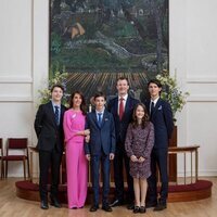 Joaquín y Marie de Dinamarca, Nikolai, Felix, Henrik y Athena de Dinamarca en la Confirmación de Henrik de Dinamarca