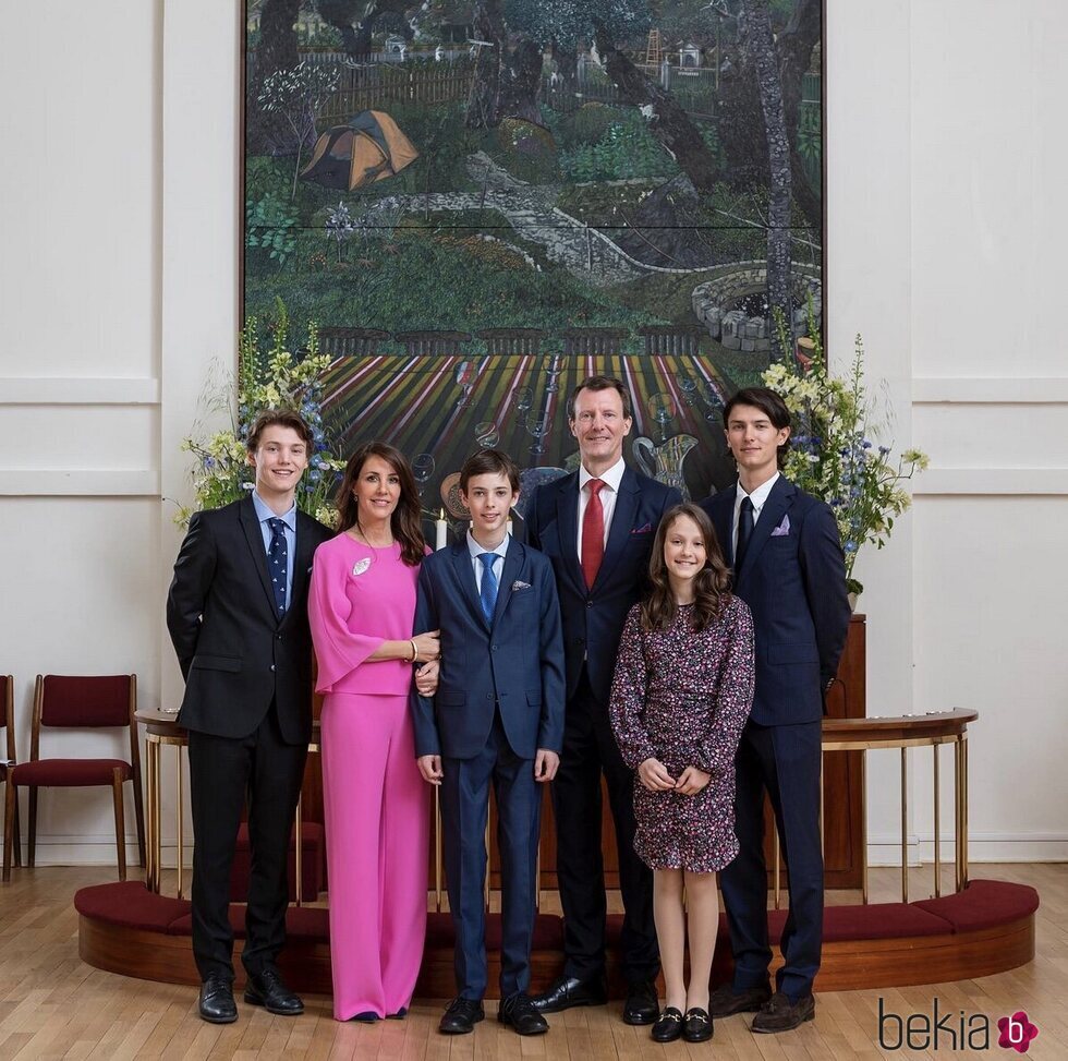 Joaquín y Marie de Dinamarca, Nikolai, Felix, Henrik y Athena de Dinamarca en la Confirmación de Henrik de Dinamarca