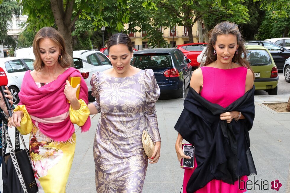 Isabel Preysler, Tamara Falcó y Ana Boyer acudiendo a la boda de unos amigos