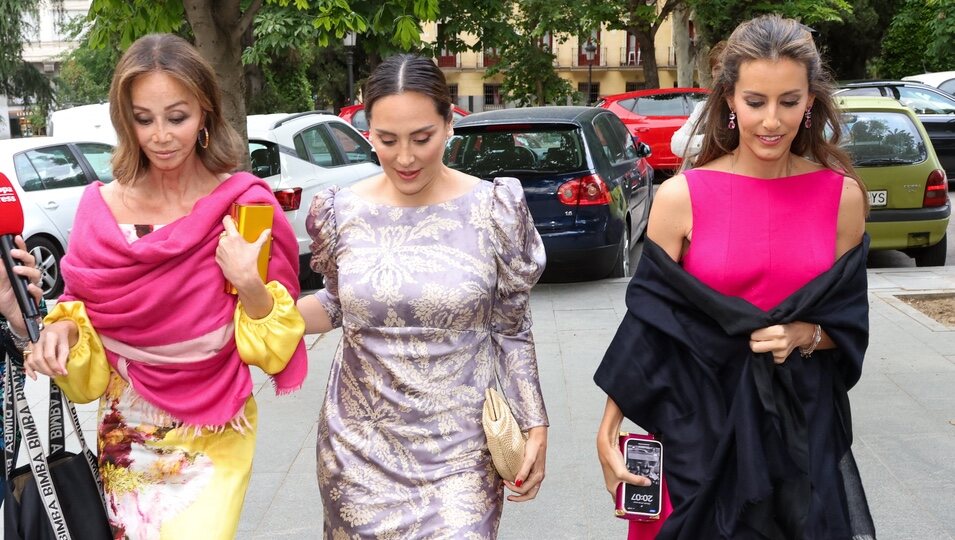 Isabel Preysler, Tamara Falcó y Ana Boyer acudiendo a la boda de unos amigos