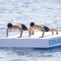 Manu Ríos y Marc Forné haciendo flexiones en Antibes