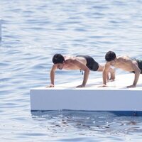 Manu Ríos y Marc Forné haciendo flexiones en Antibes