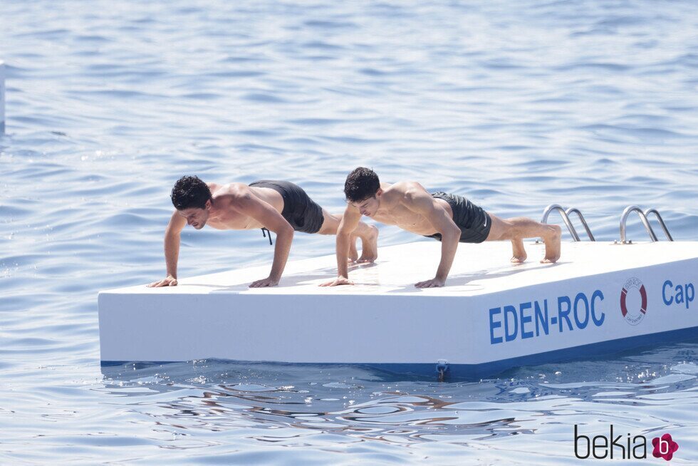 Manu Ríos y Marc Forné haciendo flexiones en Antibes