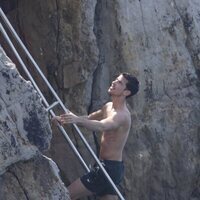 Manu Ríos subiendo por una escalera en Antibes