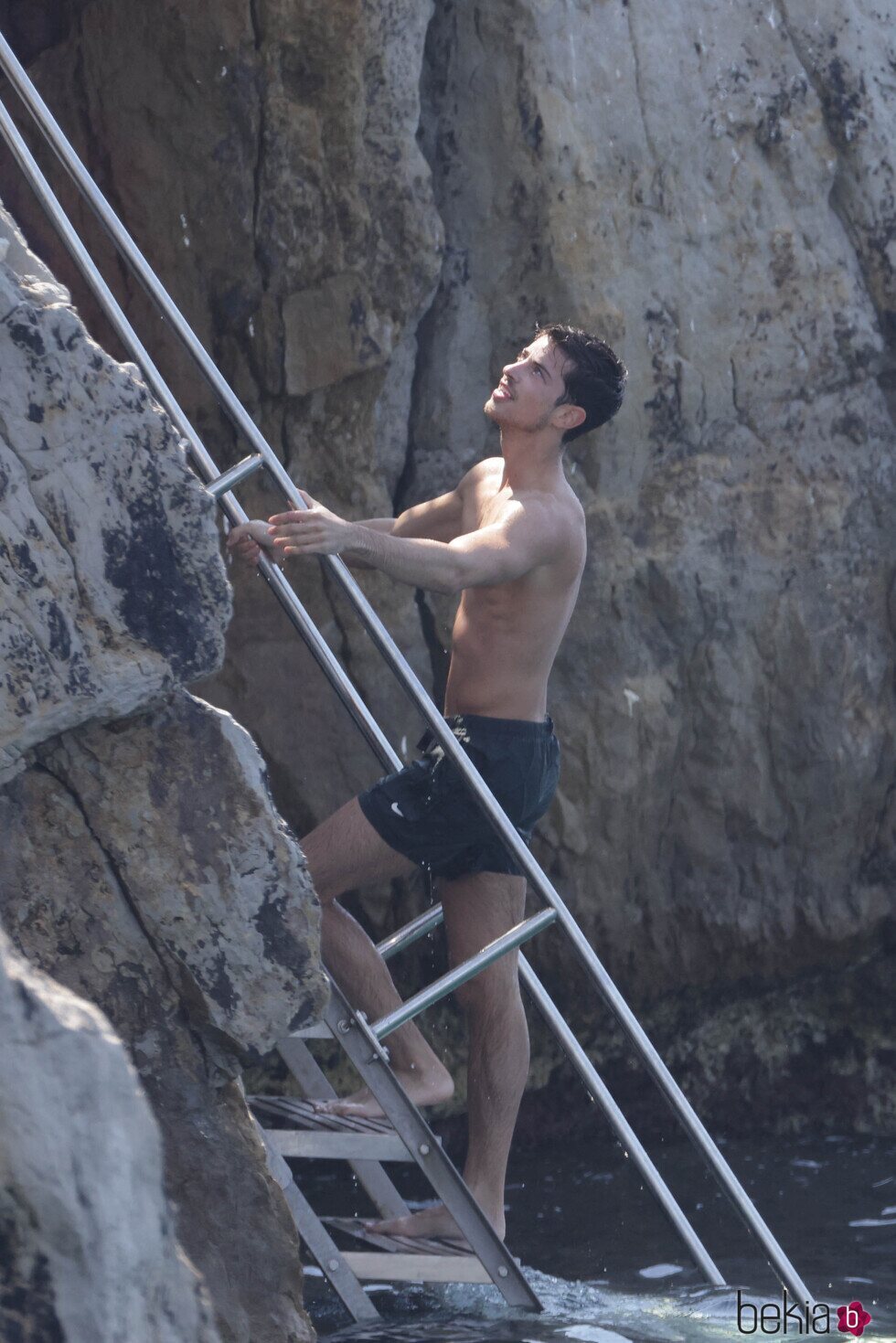 Manu Ríos subiendo por una escalera en Antibes