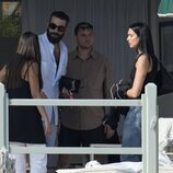 Dua Lipa y Romain Gavras con amigos en Cannes durante el festival de cine