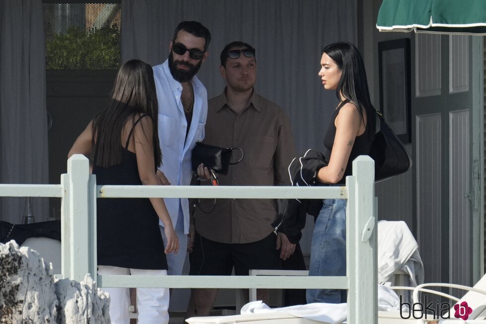 Dua Lipa y Romain Gavras con amigos en Cannes durante el festival de cine