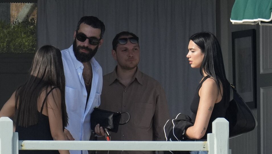 Dua Lipa y Romain Gavras con amigos en Cannes durante el festival de cine