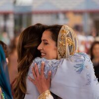 Rajwa y Rania de Jordania se abrazan en la fiesta de henna de Rajwa de Jordania