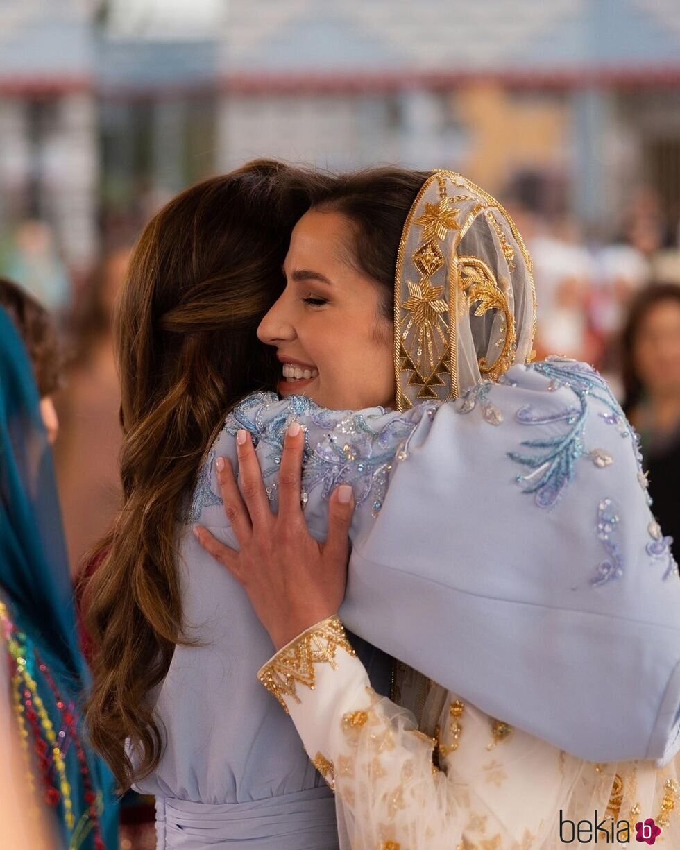 Rajwa y Rania de Jordania se abrazan en la fiesta de henna de Rajwa de Jordania