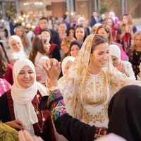 Rajwa de Jordania con velo en su fiesta de henna