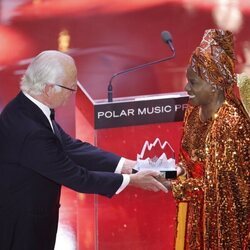 Carlos Gustavo de Suecia entrega el Premio Polar 2023 a Angelique Kidjo