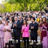 La madre, los hermanos y la abuela de Hashem de Jordania en su graduación