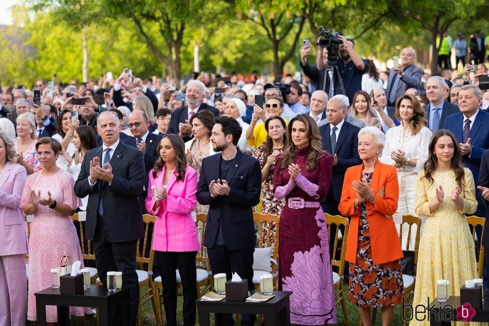 La madre, los hermanos y la abuela de Hashem de Jordania en su graduación