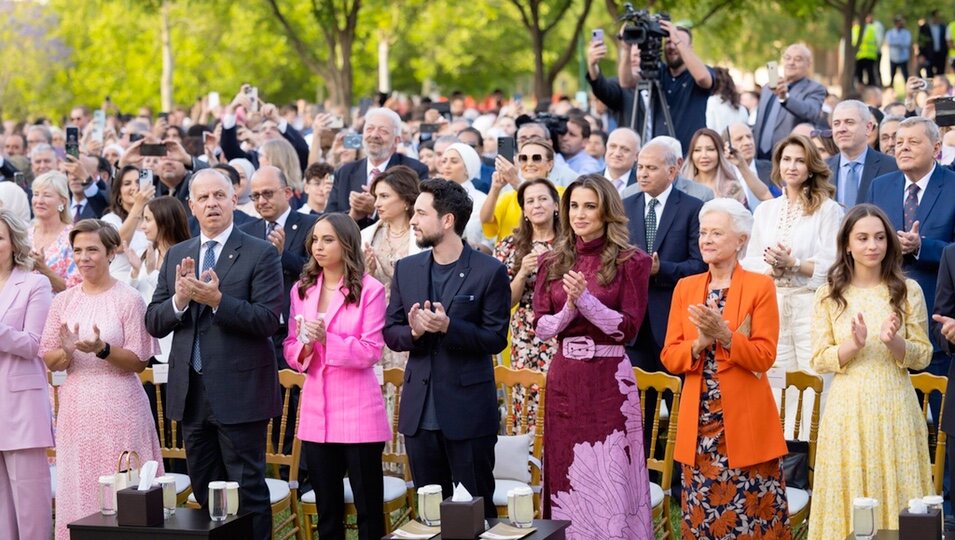 La madre, los hermanos y la abuela de Hashem de Jordania en su graduación