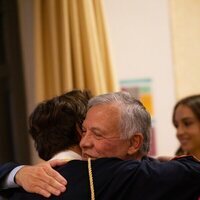 Abdalá de Jordania abraza a su hijo Hashem de Jordania en su graduación