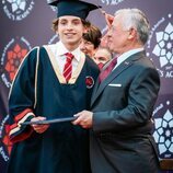 Hashem de Jordania con su padre en su graduación