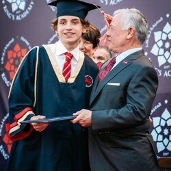 Hashem de Jordania con su padre en su graduación