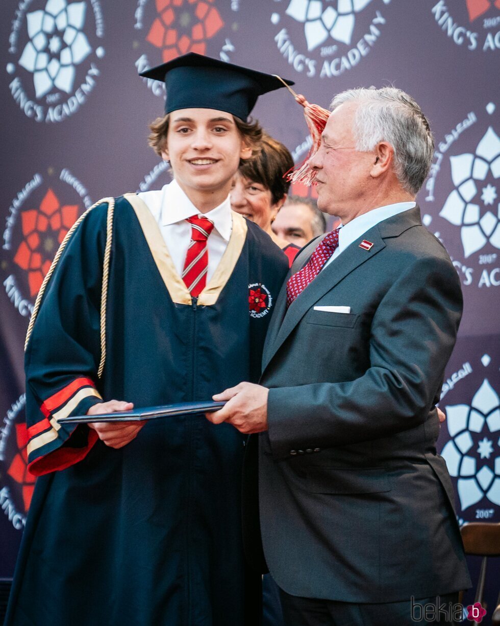 Hashem de Jordania con su padre en su graduación