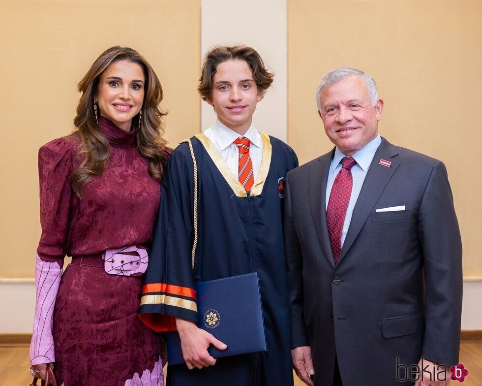 Abdalá y Rania de Jordania con su hijo Hashem en la graduación de Hashem de Jordania