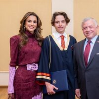 Abdalá y Rania de Jordania con su hijo Hashem en la graduación de Hashem de Jordania