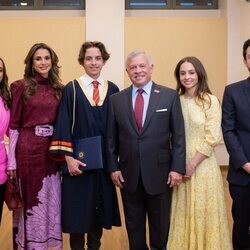 Hashem de Jordania con sus padres y hermanos en su graduación