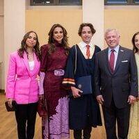 Hashem de Jordania con sus padres y hermanos en su graduación