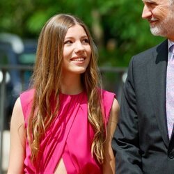 La Infanta Sofía mira a Felipe VI en su Confirmación