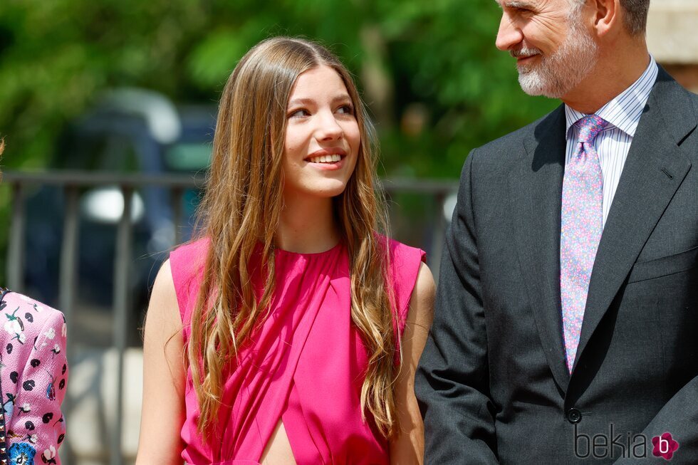 La Infanta Sofía mira a Felipe VI en su Confirmación