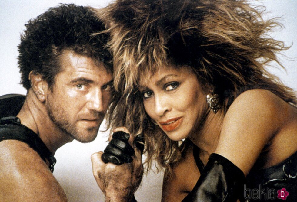 Tina Turner y Mel Gibson en una imagen promocional de 'Mad Max Beyond Thunderdome'