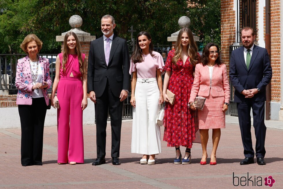 La Infanta Sofía con sus padres, su hermana y sus abuelos en la Confirmación de la Infanta Sofía