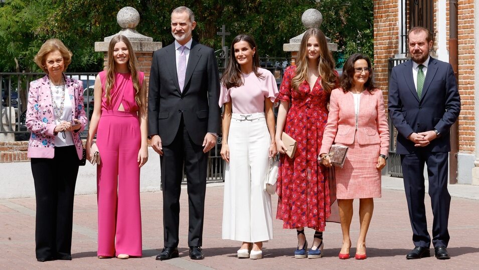 La Infanta Sofía con sus padres, su hermana y sus abuelos en la Confirmación de la Infanta Sofía