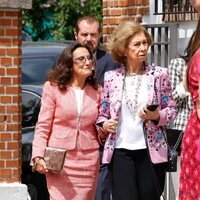 La Reina Sofía y Paloma Rocasolano cogidas del brazo en la Confirmación de la Infanta Sofía