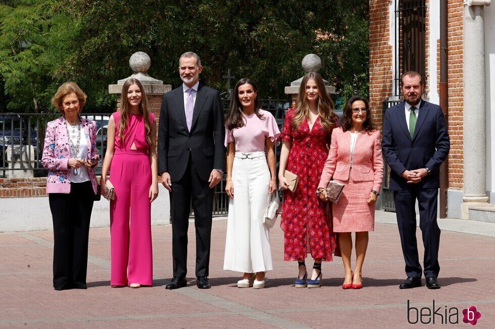 Los Reyes Felipe y Letizia, Leonor y Sofía, la Reina Sofía, Jesús Ortiz y Paloma Rocasolano en la Confirmación de la Infanta Sofía