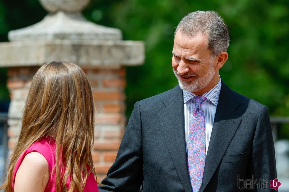 El Rey Felipe VI sonríe a la Infanta Sofía en la Confirmación de la Infanta Sofía