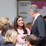 Los Reyes Felipe y Letizia y la Reina Sofía hablando en la Confirmación de la Infanta Sofía