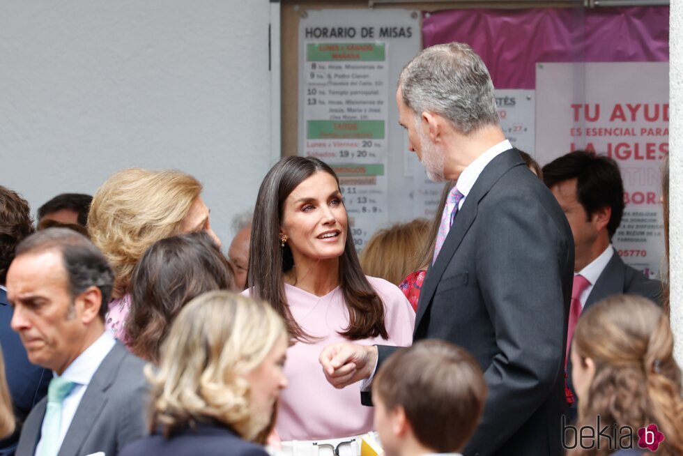 Los Reyes Felipe y Letizia y la Reina Sofía hablando en la Confirmación de la Infanta Sofía