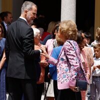 El Rey Felipe VI y la Reina Sofía hablando en la Confirmación de la Infanta Sofía