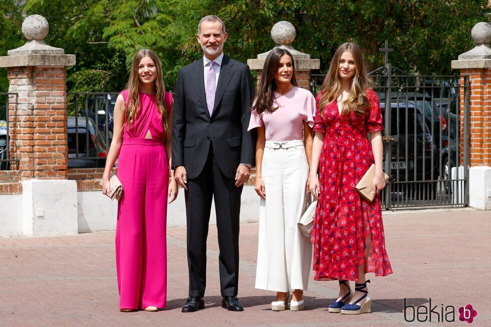 Los Reyes Felipe y Letizia y sus hijas Leonor y Sofía en la Confirmación de la Infanta Sofía