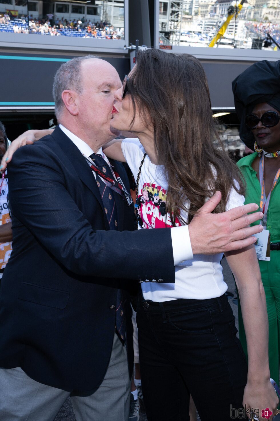 Alberto de Mónaco y Carlota Casiraghi se saludan con un beso en el Gran Premio de Mónaco 2023