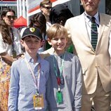 Andrea Casiraghi, Sasha Casiraghi y Raphaël Elmaleh en el Gran Premio de Mónaco 2023