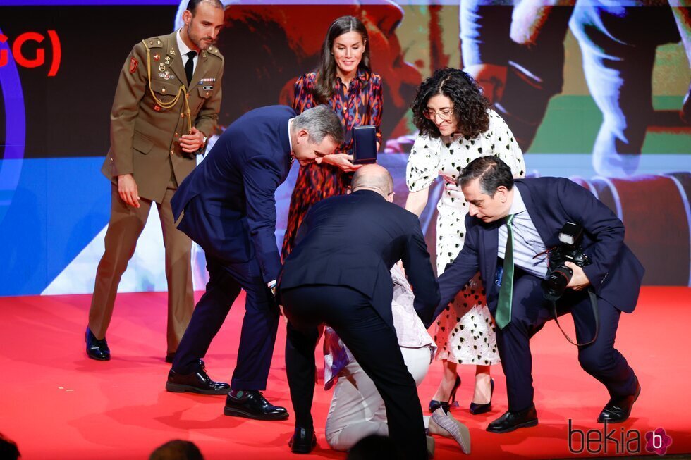 Una mujer se cae al suelo delante de la Reina Letizia en el acto por Día Mundial de la Cruz Roja 2023