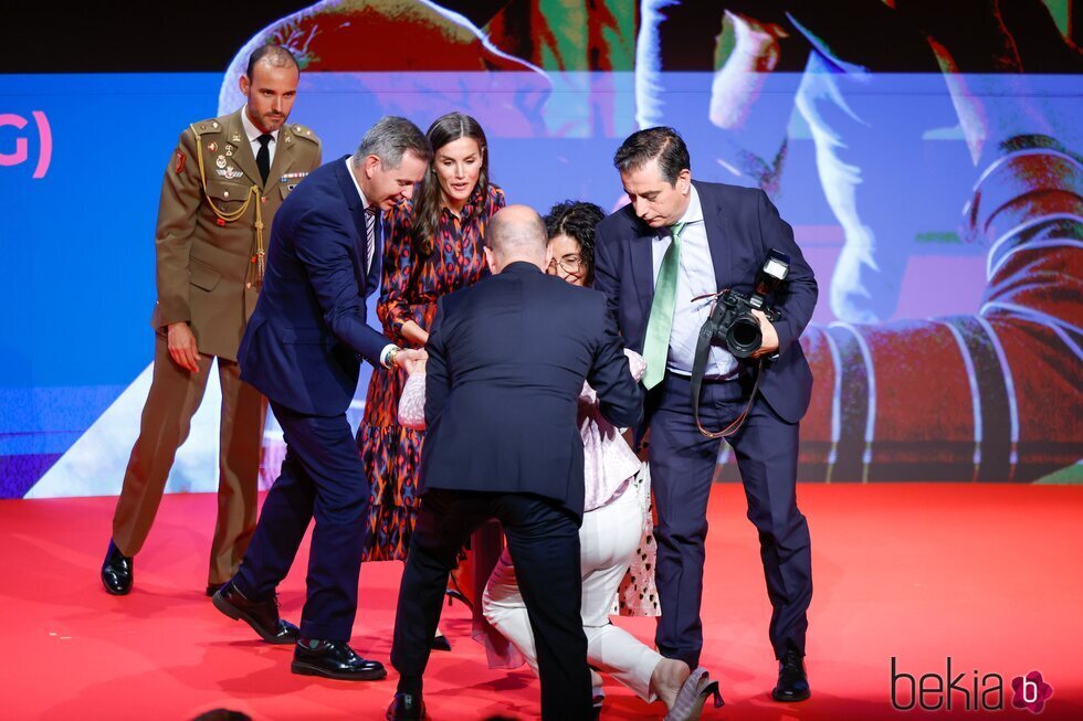 El susto de la Reina Letizia por la mujer que se cayó al suelo en el acto por Día Mundial de la Cruz Roja 2023