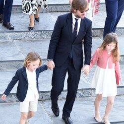 Rosauro Varo con sus hijos Olivia y Mateo en la entrega de las Medallas de Sevilla 2023