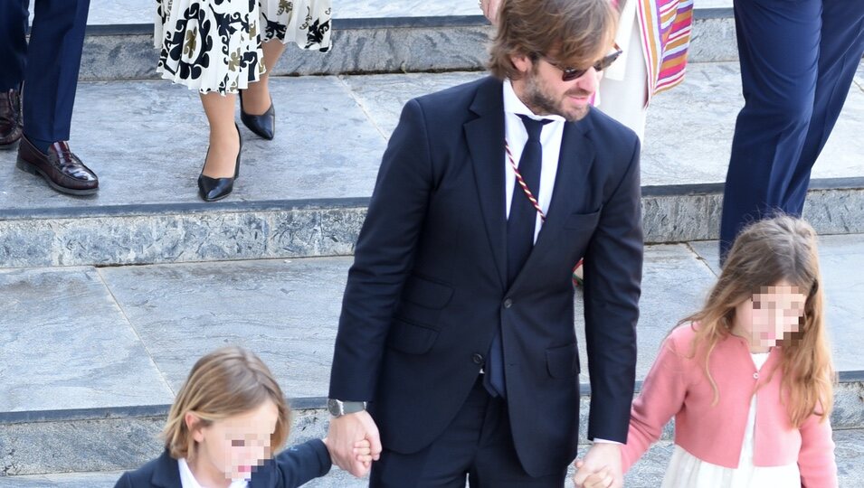 Rosauro Varo con sus hijos Olivia y Mateo en la entrega de las Medallas de Sevilla 2023