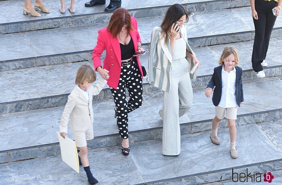 Amaia Salamanca con dos de sus hijos en la entrega de las Medallas de Sevilla 2023